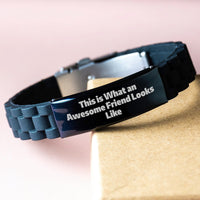 Load image into Gallery viewer, Funny Friend Gifts for Men, Inspirational Glide lock Clasp Bracelet with Quote &#39;This Is What An Awesome Friend Looks Like&#39;, Adjustable and Premium Bag for Graduation - Image 3
